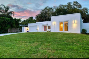Tropical Shores Retreat-10 Min to Siesta Key Beach